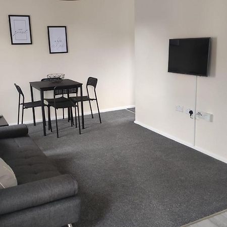 Lovely 1 Bedroom Studio Apartment - Merthyr Tydfil Exteriör bild