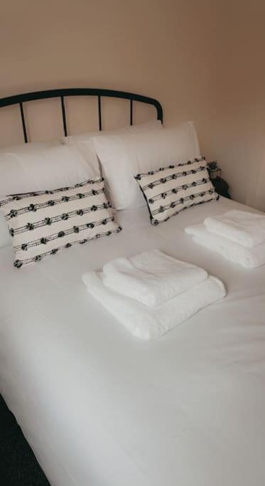 Lovely 1 Bedroom Studio Apartment - Merthyr Tydfil Exteriör bild